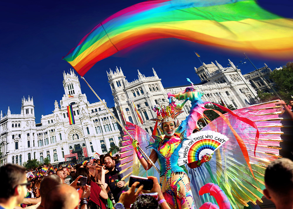 Gay Pride Maspalomas 2016 Drag Ybridex et le drapeau gay geant
